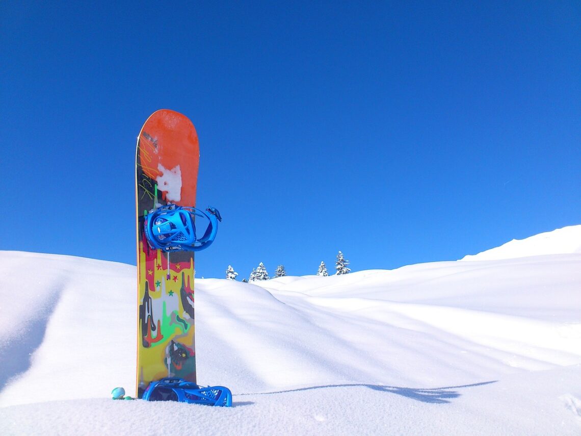 snowboard in snow
