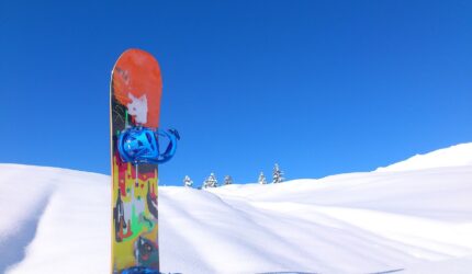 snowboard in snow